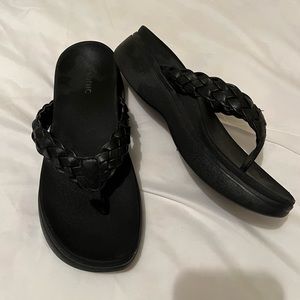 Black Vionic flip flops